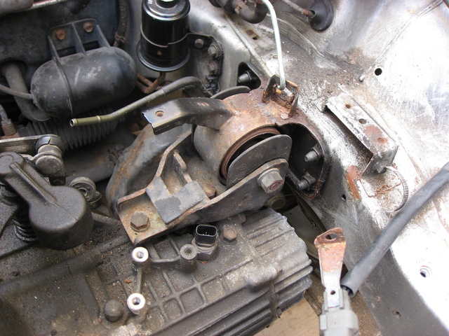 Right (from front) engine mount